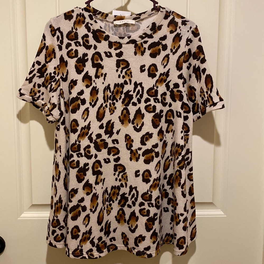**NWT** Women’s entro leopard top size medium